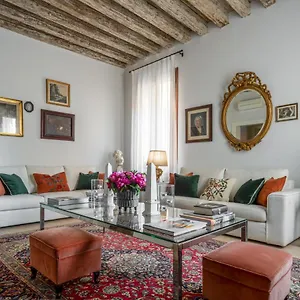 Apartment Miracoli With View On The Canal R&r, Venice